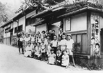 集合写真(仏教児童博物館の玄関前にて) 昭和戦前期 個人蔵